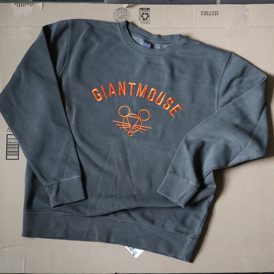 GiantMouse Sweatshirt mit gesticktem Logo
