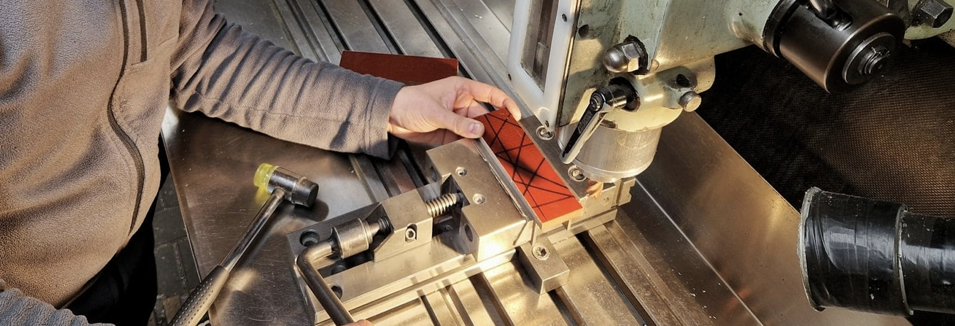 Metallbearbeitung, Person, Gerät, Hammer, Werkzeug, Gerät, Hammer, Werkzeug, Metallbearbeitung, Person