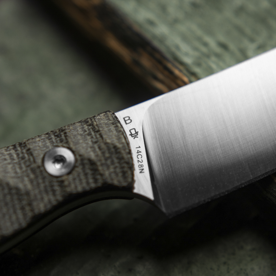 Nahaufnahme der Klinge und der schwarzen Micarta-Griffschalen mit Groove Pattern und Knife Lounge Logo beim Heidi #3